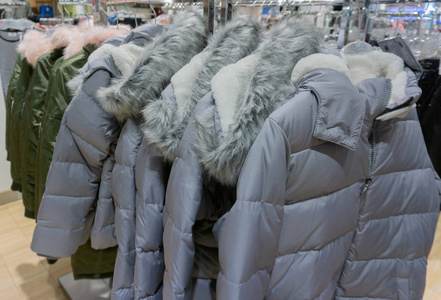 建筑物地點碎片采用黑的塑料制品袋和破碎的伍德